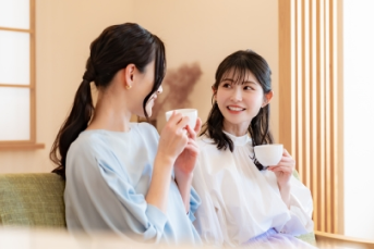 雑談する2人の女性