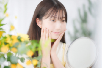 鏡を見る女性
